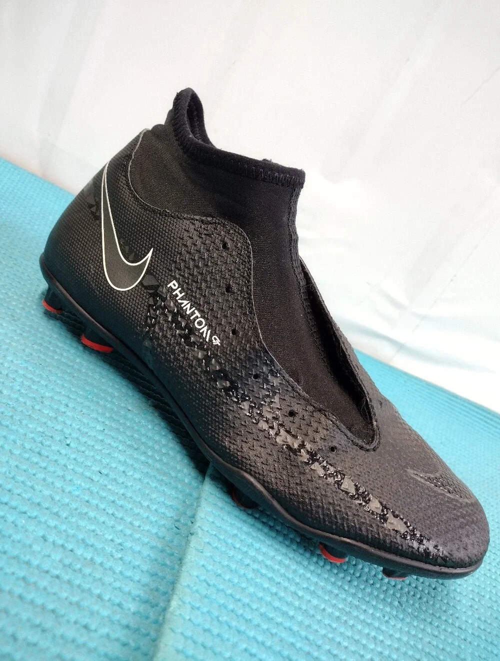 Nike Phantom Boy's Soccer Cleat w/ White Swoosh - 6